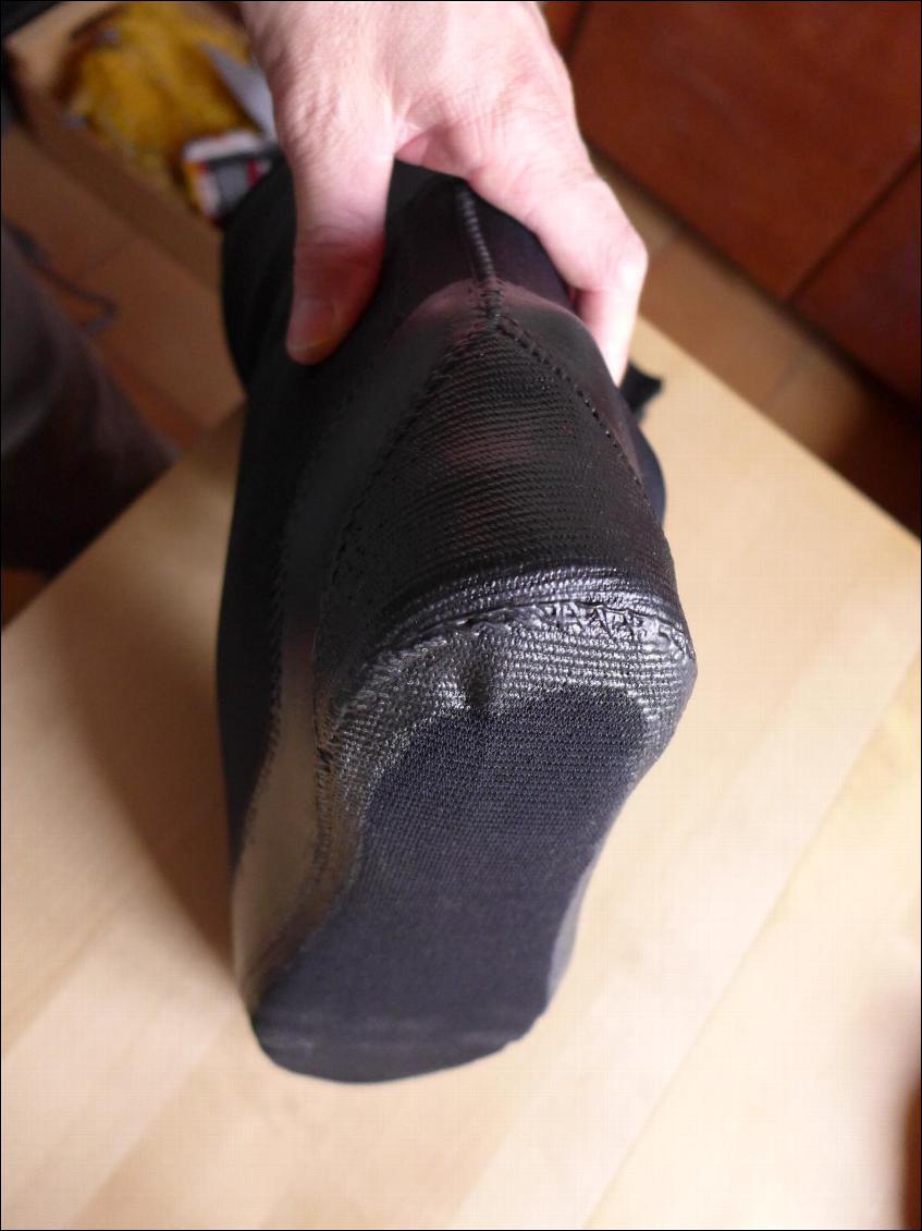 L'avant du pied ainsi que le talon sont recouverts d'une couche de polyglute qui les renforce encore.