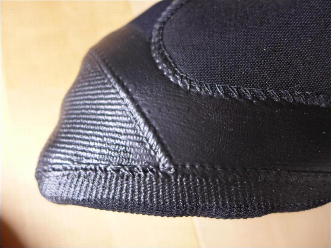 Tous les points de couture et les collages sont faits avec soin et ne rajoutent que très peu d'épaisseur à la surbotte. Ils sont recouverts (ainsi que la totalité du talon et de la pointe du pied) d'une couche de polyglute qui les renforce encore.