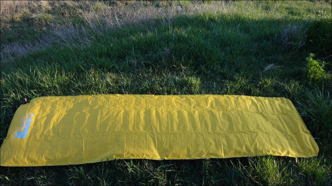 Astro Air Lite dégonflé (gris : dessous, jaune : dessus)