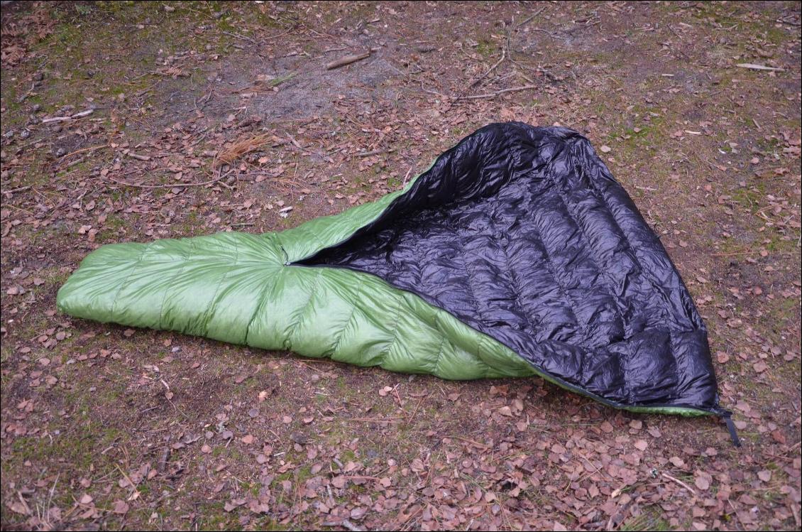 Vue d'ensemble retourné : le zip ouvert, le 10 Degrees peut s'utiliser comme une couette posée sur le haut du corps