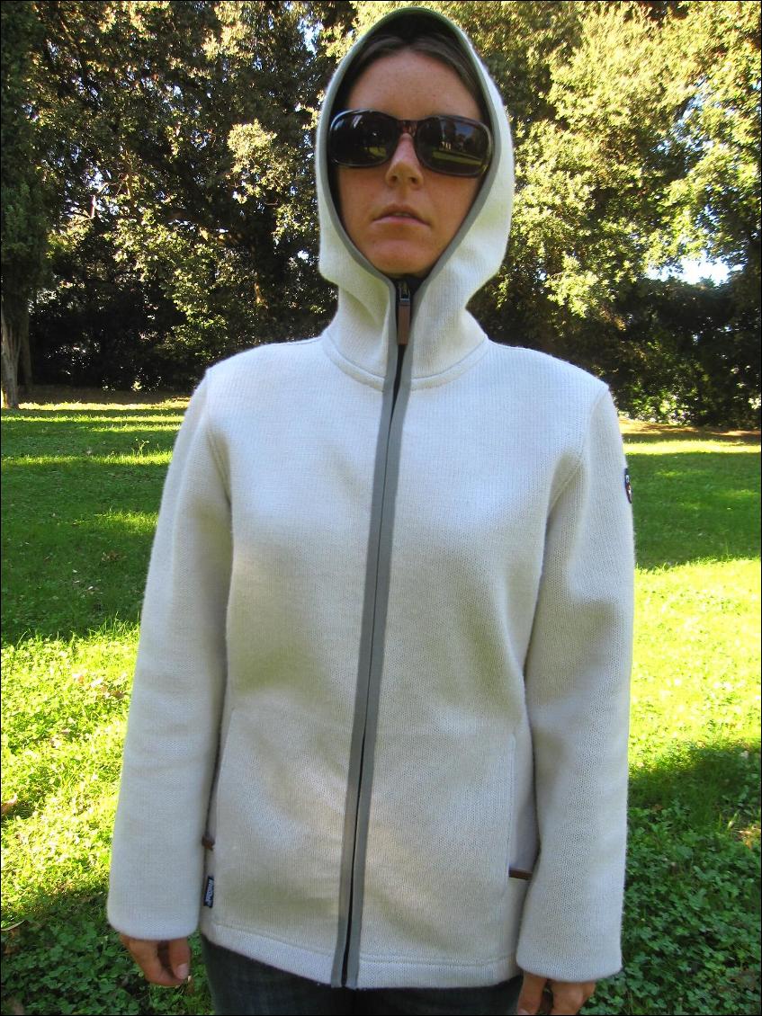 Portée avec la capuche relevée