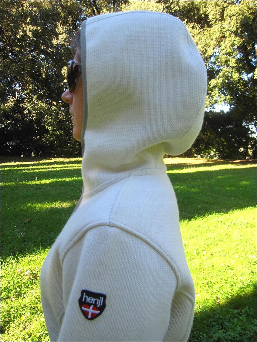 Vue de profil avec la capuche relevée