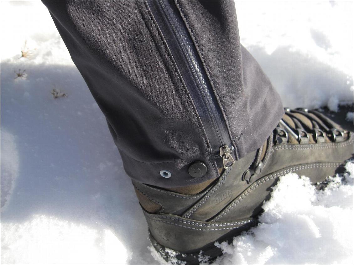 Long zip étanche sur l'extérieur de la jambe