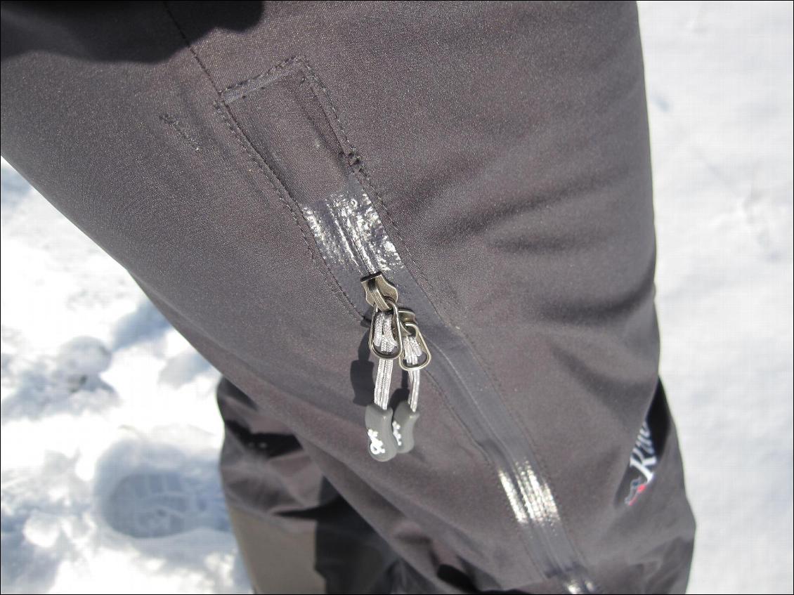 Long zip étanche sur l'extérieur de chaque jambe