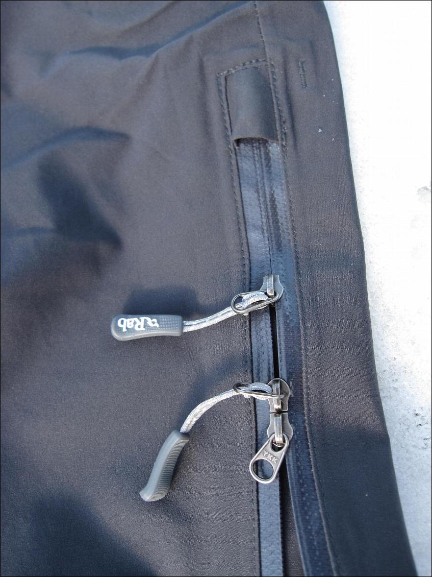 Le long zip latéral est double curseur : ouverture par le haut et/ou par le bas