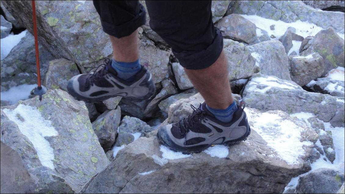 La semelle est bien rigide sur ces chaussures. Ca va bien sur les gros blocs.
