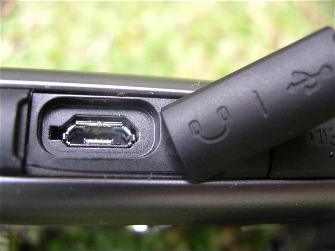Le connecteur pour chargeur et écouteur. Attention au joint de cette trape qui pourrait rapidement laisser passer l'eau