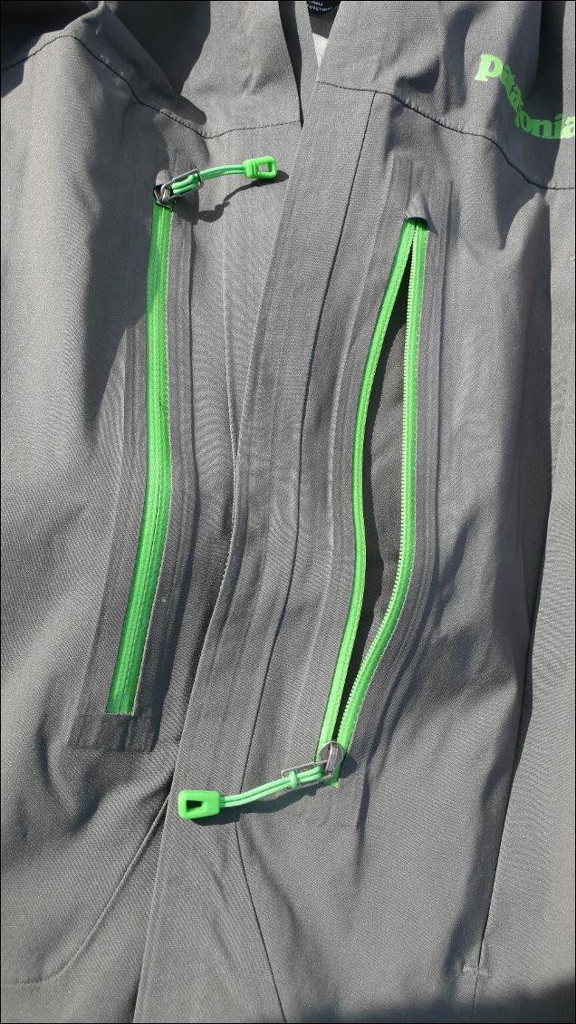 les 2 poches de poitrine avec zips enduits