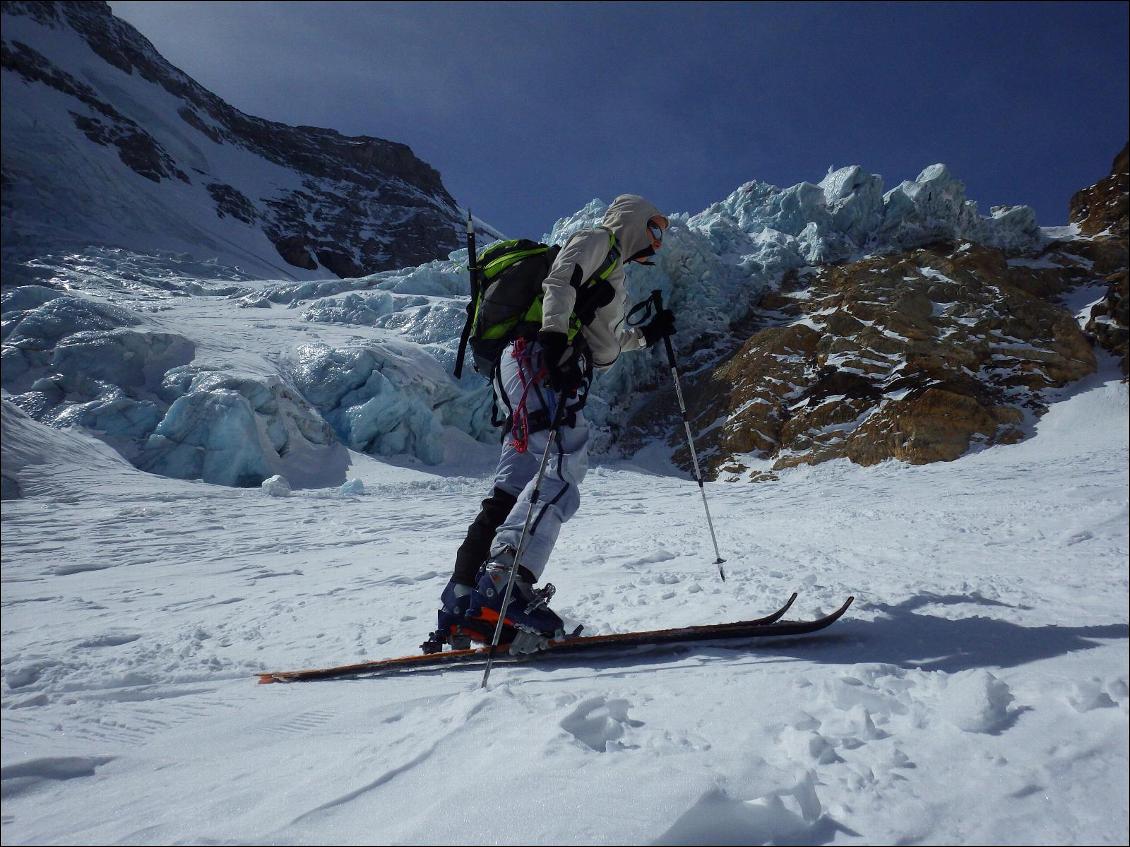 A ski de randonnée, le port de chaussettes de compression peut aussi offrir une très bonne prévention des ampoules en plus de l'effet anti jambes lourdes et défatiguant