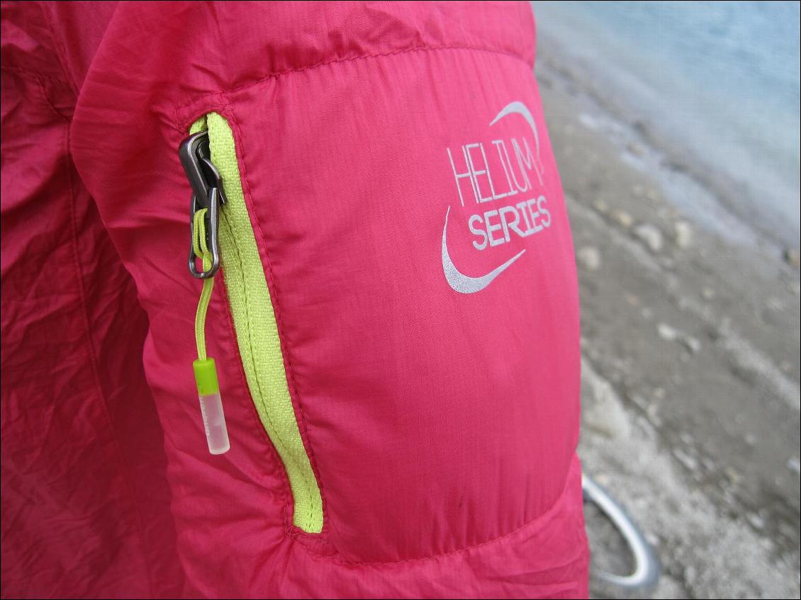 La petite poche de bras dans laquelle se replie la veste (Zip YKK)