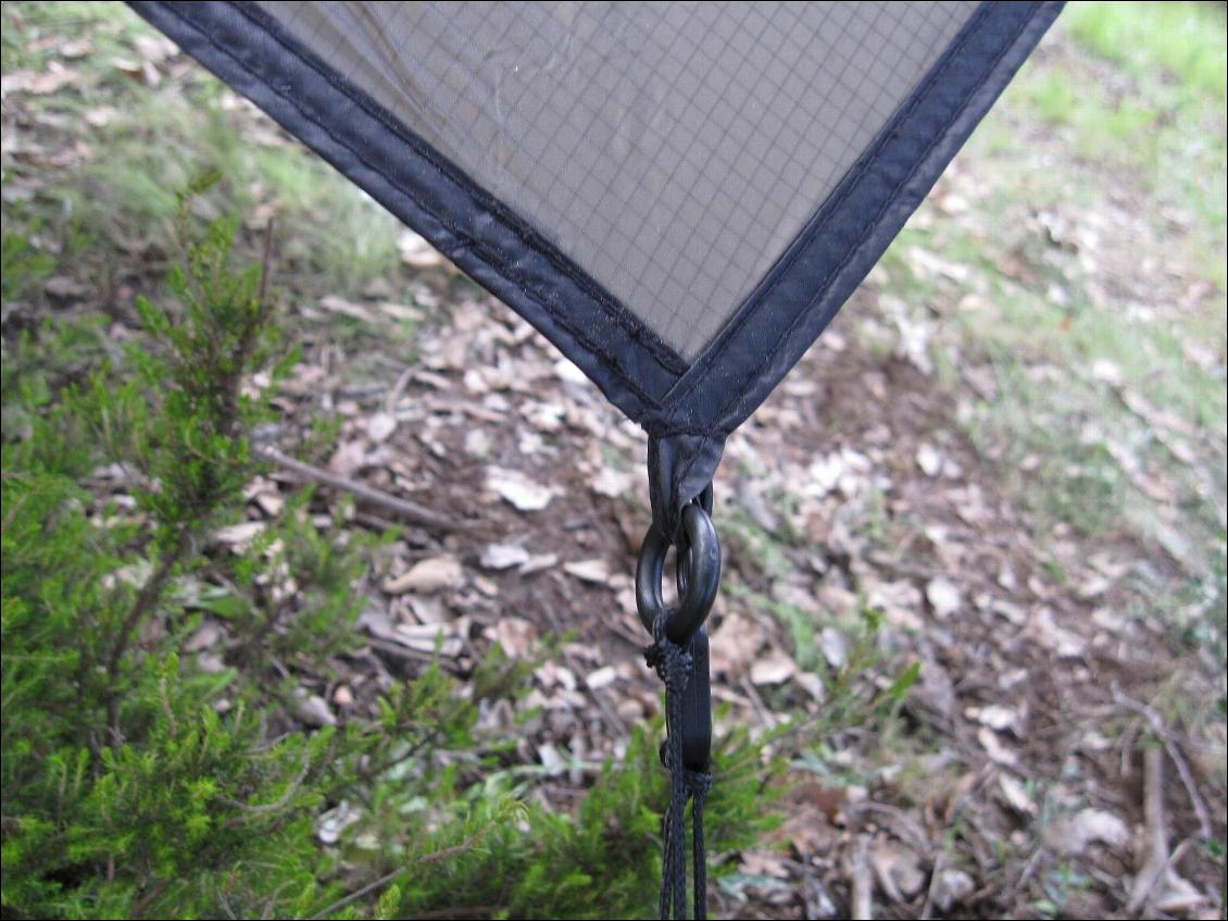 Un des points de fixation du tarp