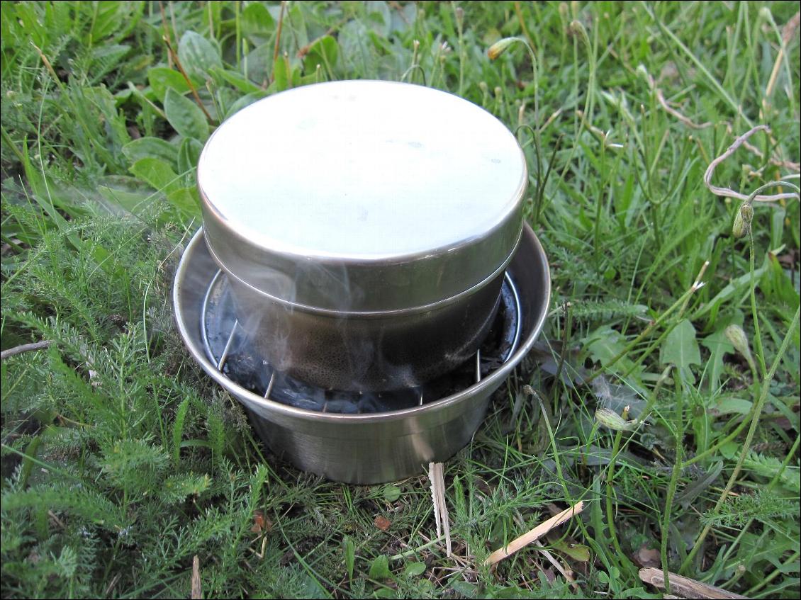 La base avec la grille support du kit popote et la popote de 400ml