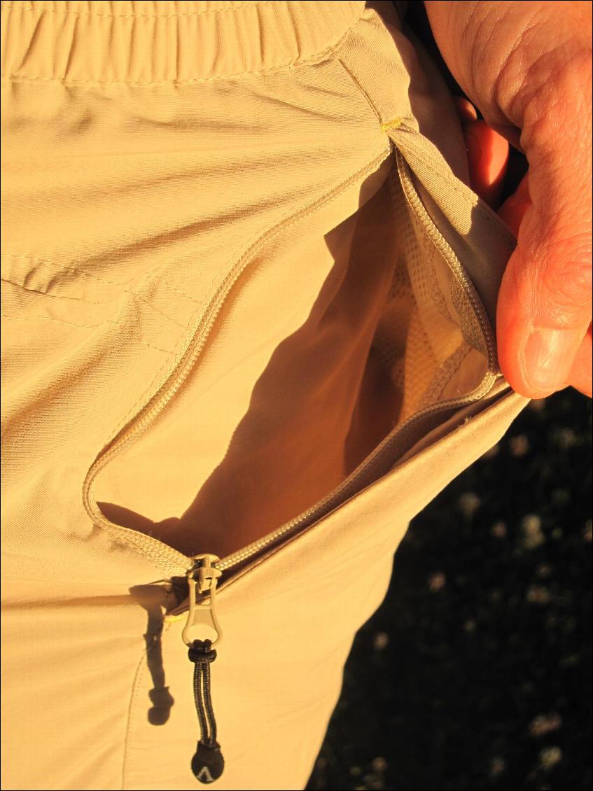 une poche révolver zippée de chaque côté