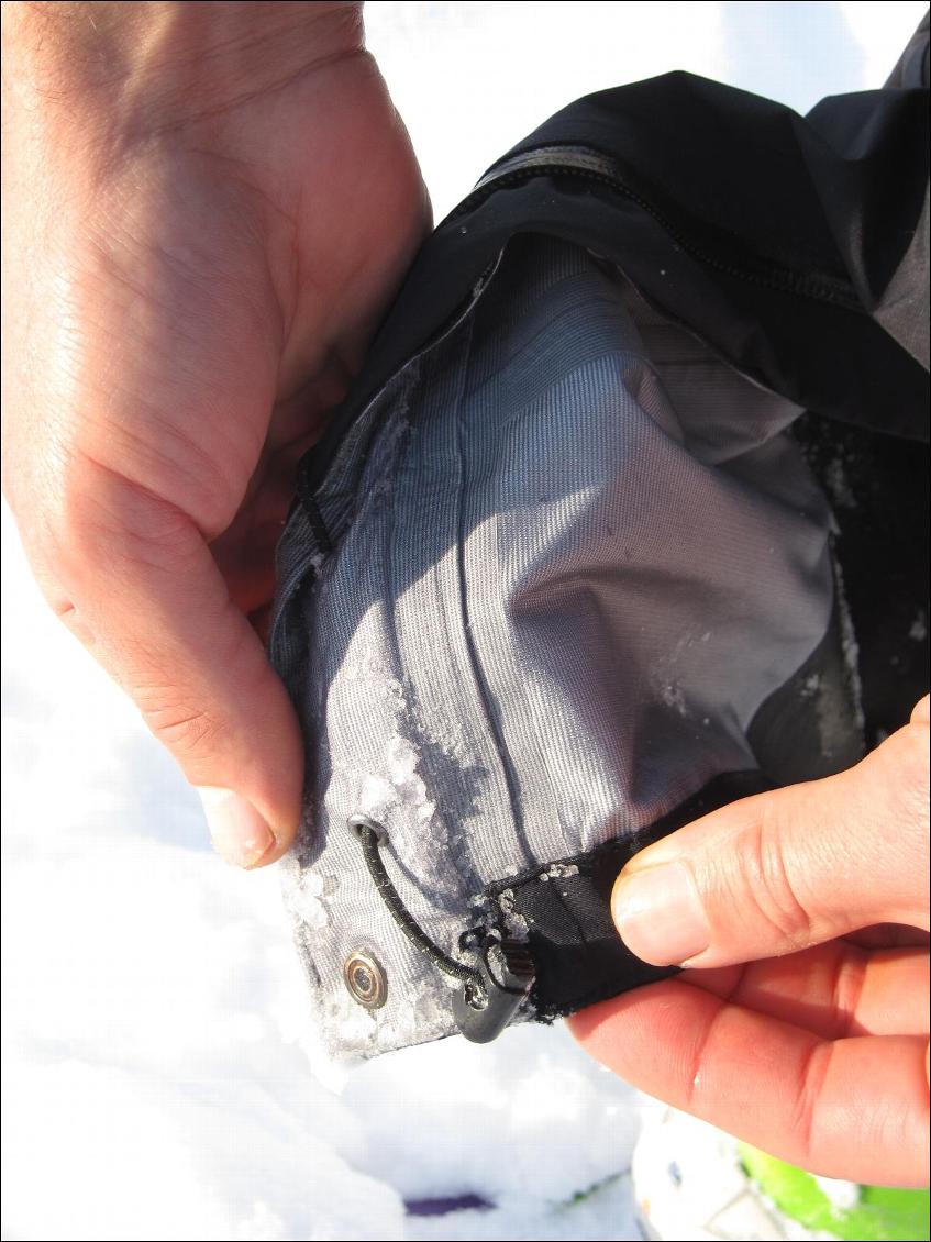 Bouton pression et élastique de serrage sur le bas de la guêtre