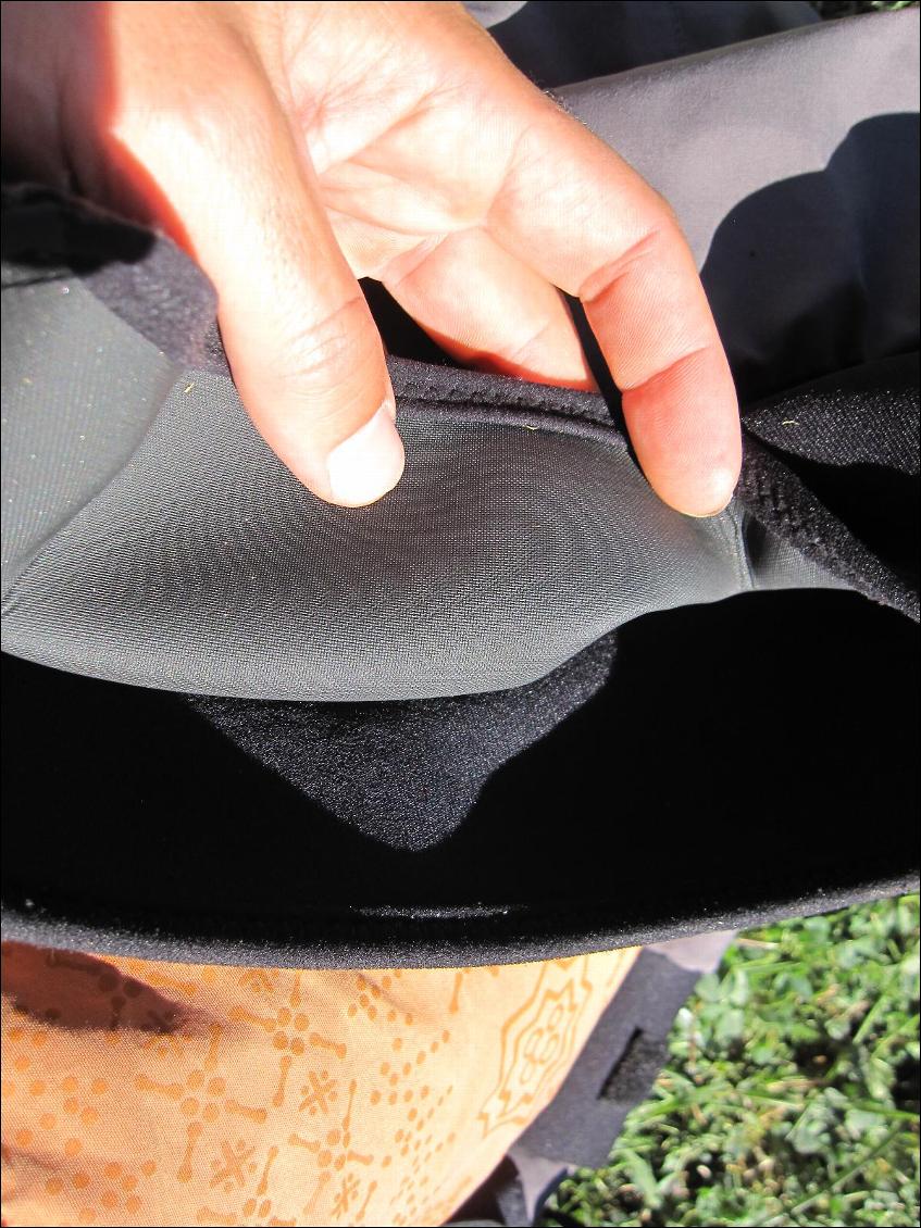 Pantalon Kokatat : l'arrière de la ceinture est néoprène "lisse" l'avant est doublé de tissu doux