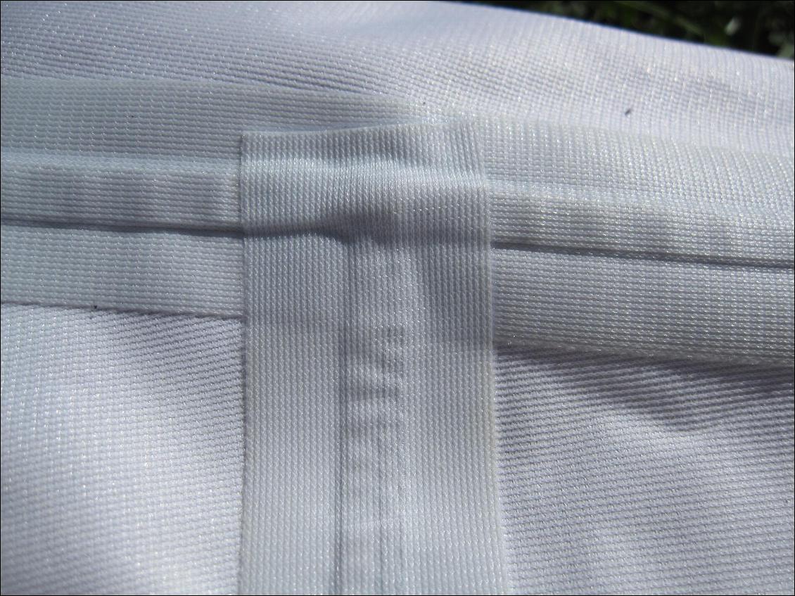 Pantalon Kokatat : détail de l'envers du tissu avec les bandes d'étancheité pour les coutures