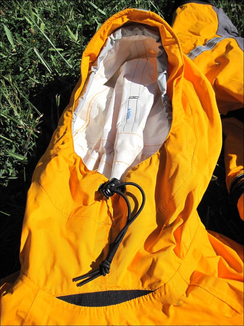 Veste Kokatat : la capuche est assez protectrice