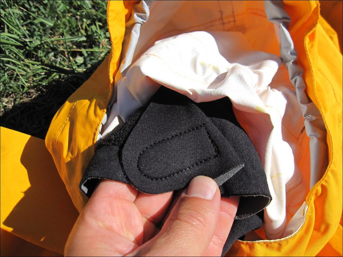 Veste Kokatat : le col néoprène, serrage velcro, si des fois il ne serrait pas assez...