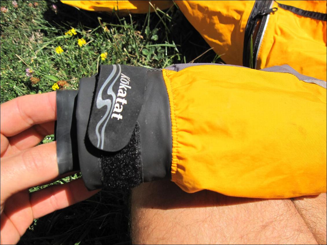 Veste Kokatat : double manchon. manchon externe réglable via un velcro