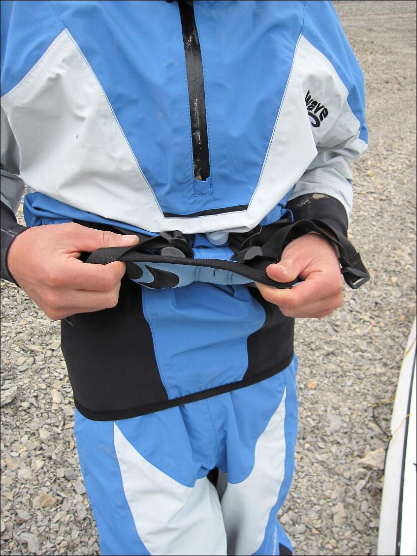 Double cheminée pour la veste (l'extérieur au-dessus de la jupe, l'intérieur sous la jupe)