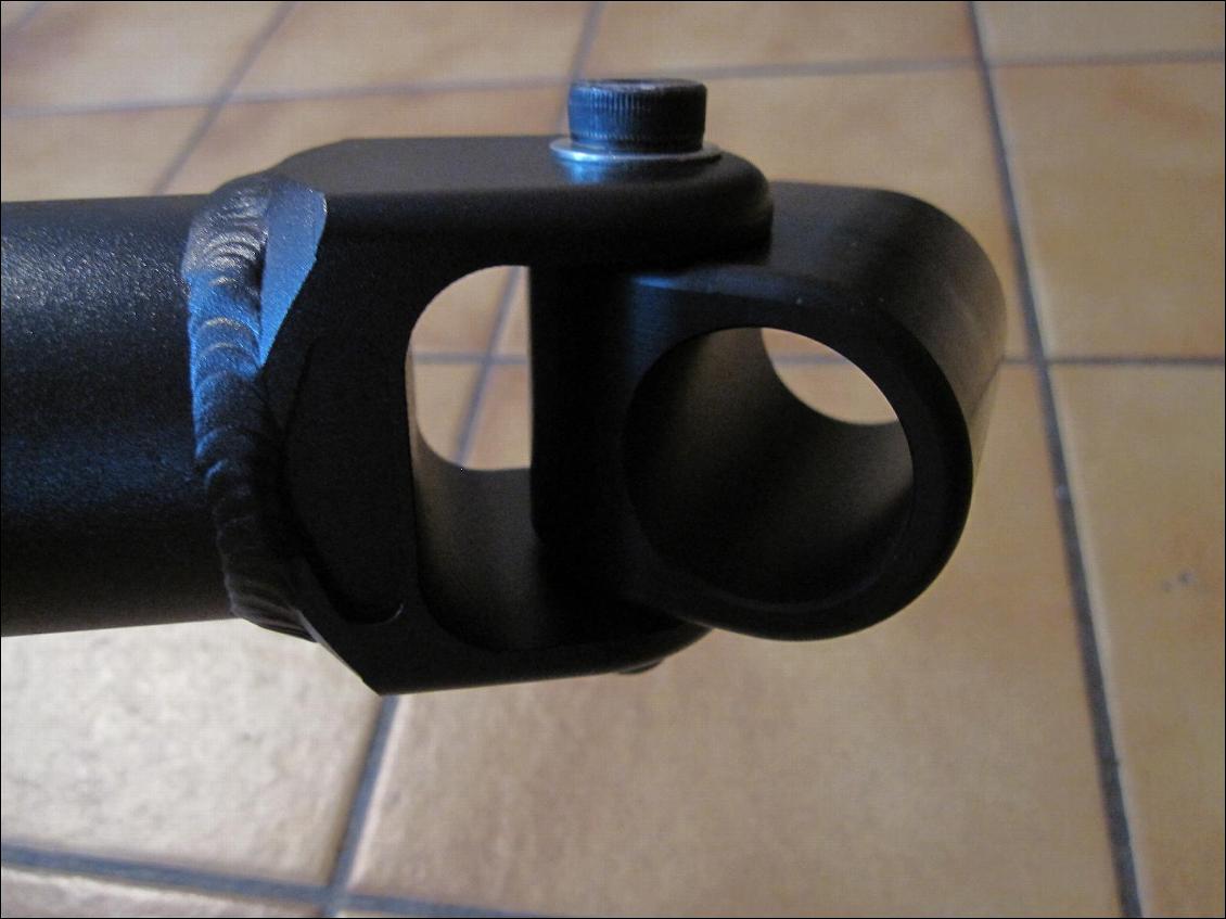Bloc de fixation à la tige de selle