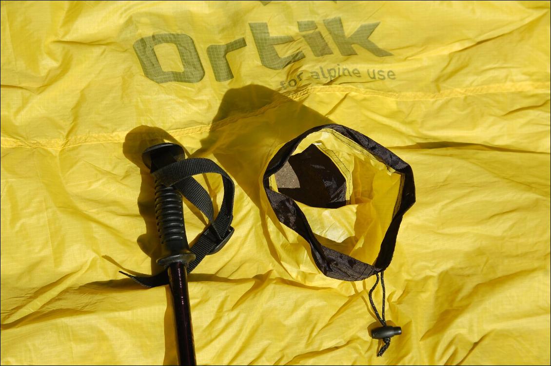Abri bivouac Ortik Tupek, montage avec des bâtons