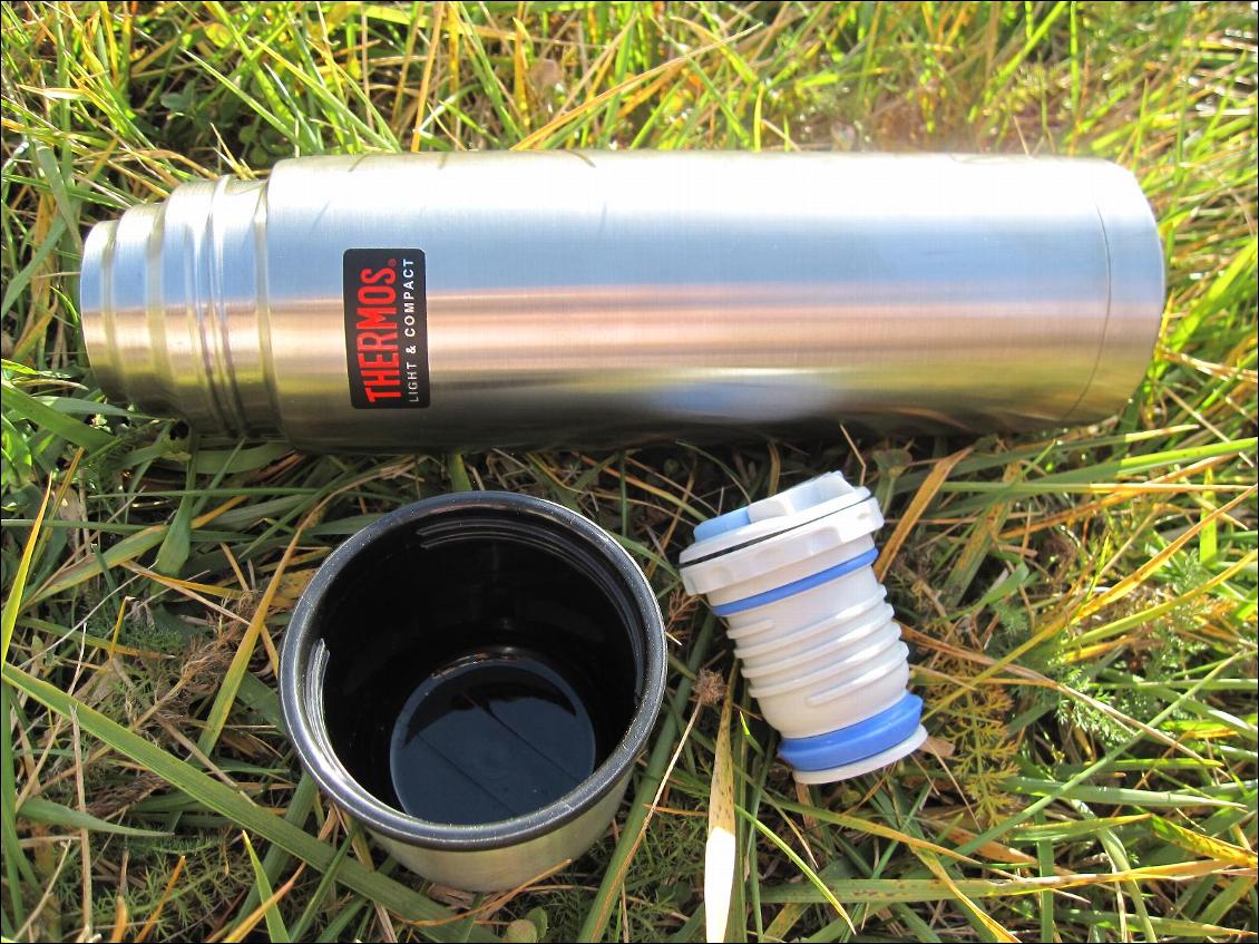 Thermos Compact Beverage Bottle avec son bouchon auto et son gobelet