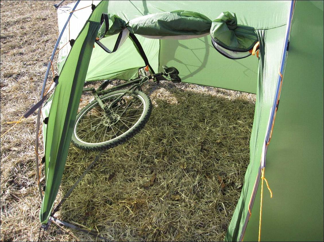 On peut s'en servir pour mettre une partie du vélo dans l'abside en conservant de la place dans cette dernière.