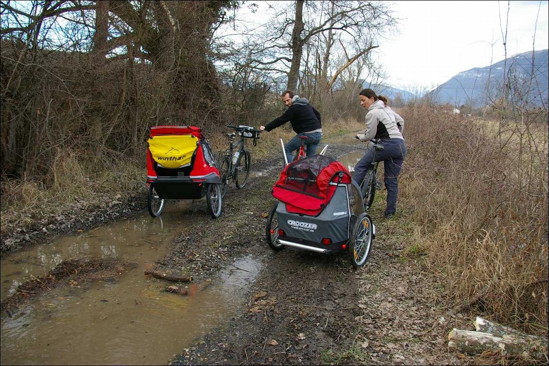 A gauche la Winther Dolphin new edition, à droite la Croozer Duo