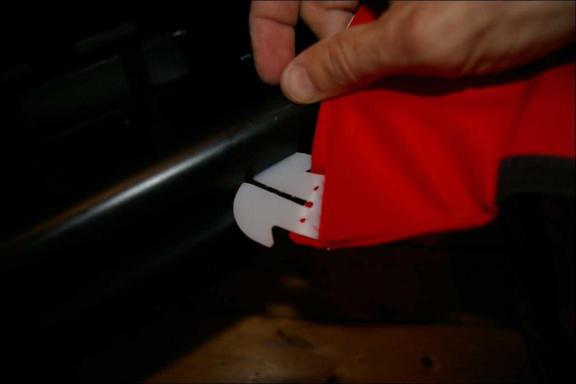 Fixation au socle par des pattes en plastique difficiles à utiliser