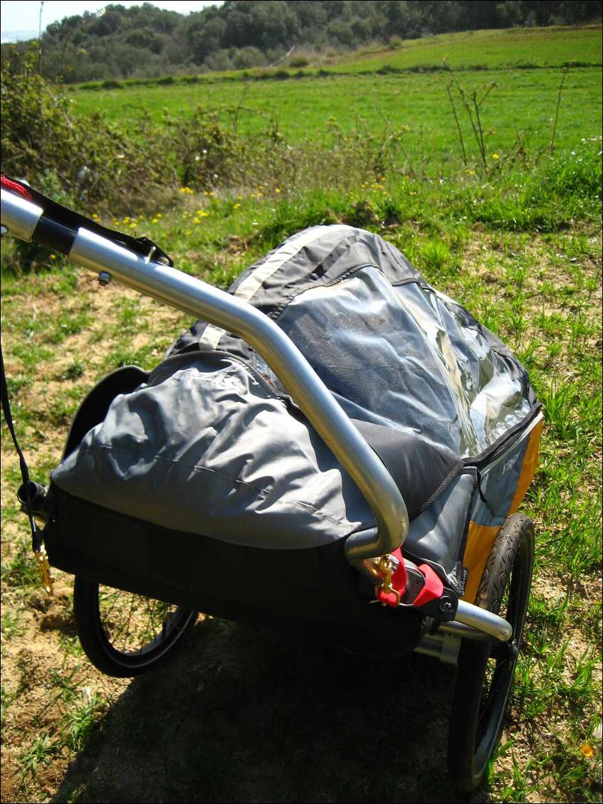 Remorque enfant Trek Gobug Sport, housse de pluie en place