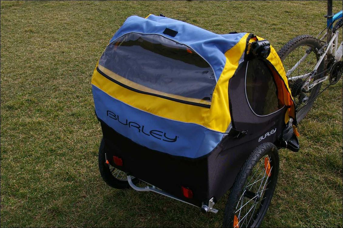 Remorque enfant Burley D'LITE ST, rabats fermés pour la pluie ou le froid