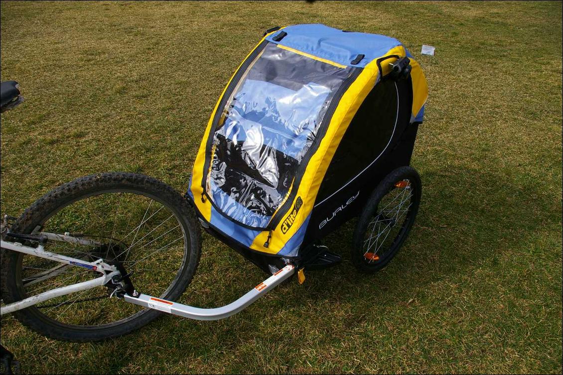 Remorque enfant Burley D'LITE ST, rabats fermés pour la pluie ou le froid