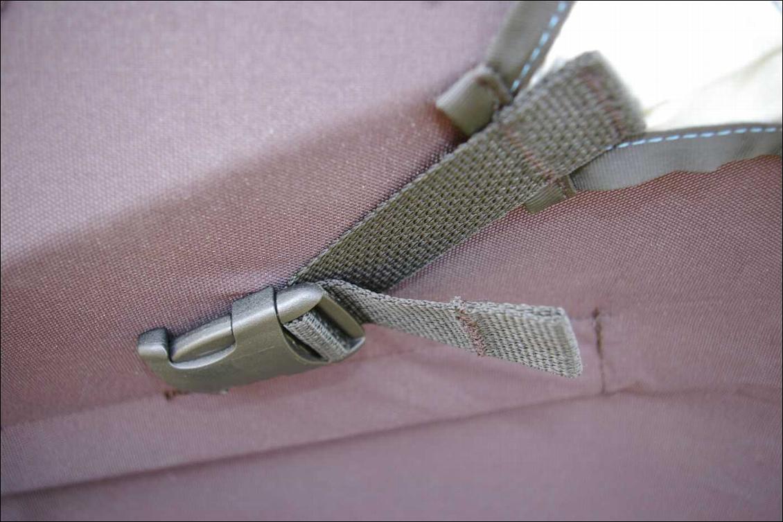 Attache des tissus par clip et sangle