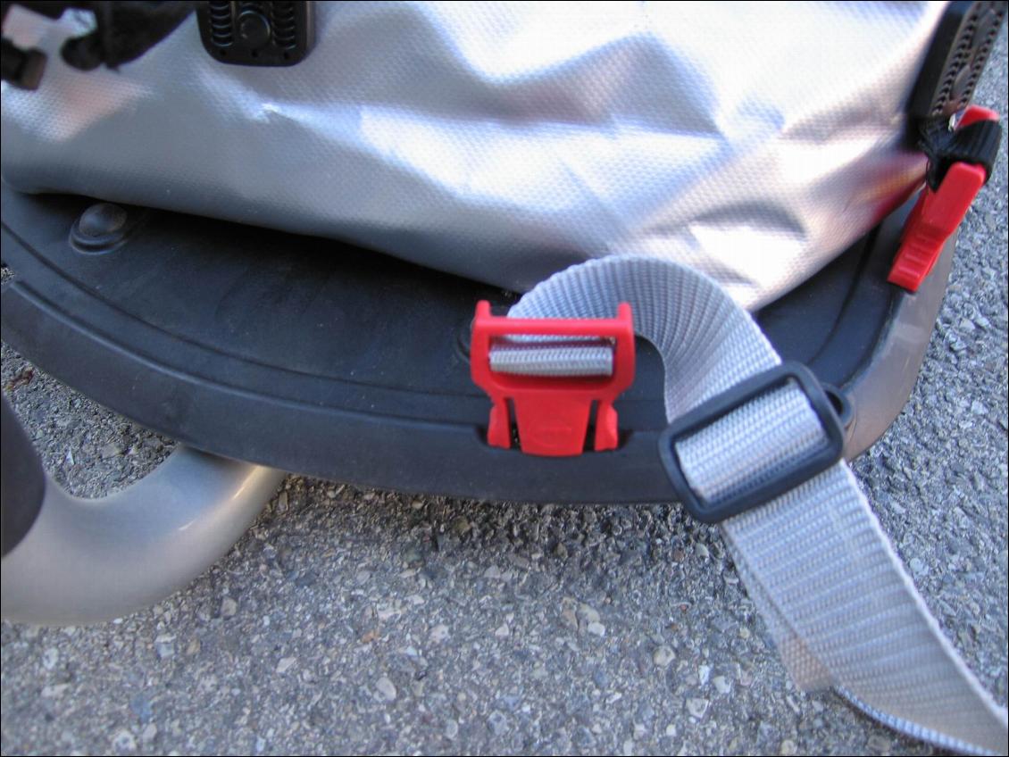 Accrochage du sac à l'aide de clips en plastique
