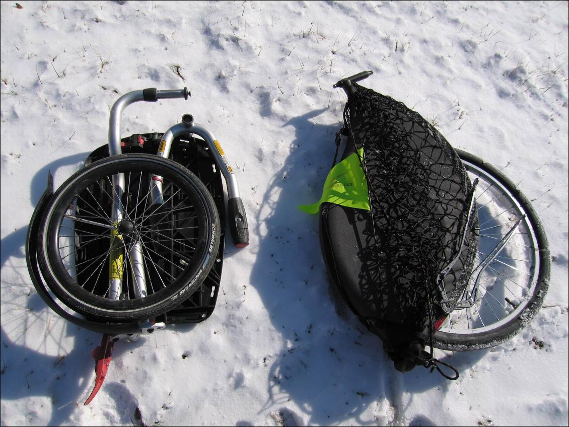 A gauche la Monoporter de Weber, à droite l'extrawheel