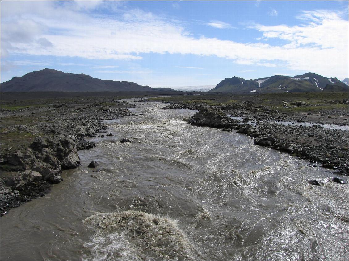 Trek Landmannalaugar–Thorsmörk : Laugavegur étape 3, de grosses rivières glacières se franchissent à l'aide de passerelles