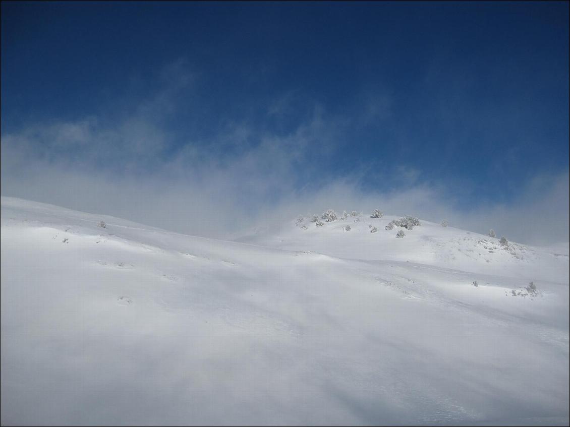 Au-dessus de Chamailloux, les nuages jouent avec les reliefs