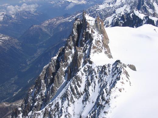 vol au dessus de l'Aiguille du Midi