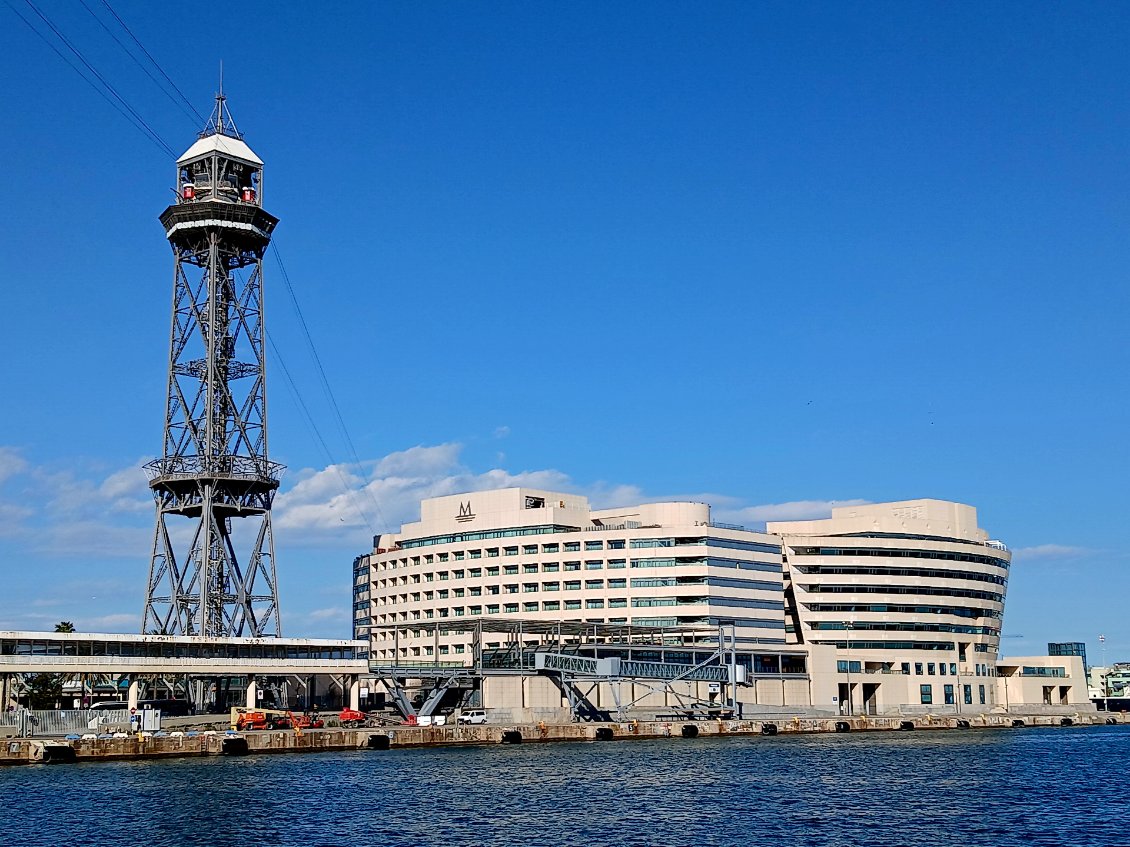 Barcelona : Téméphérique du Port (à gauche). World Trade Center de Barcelona (à droite)