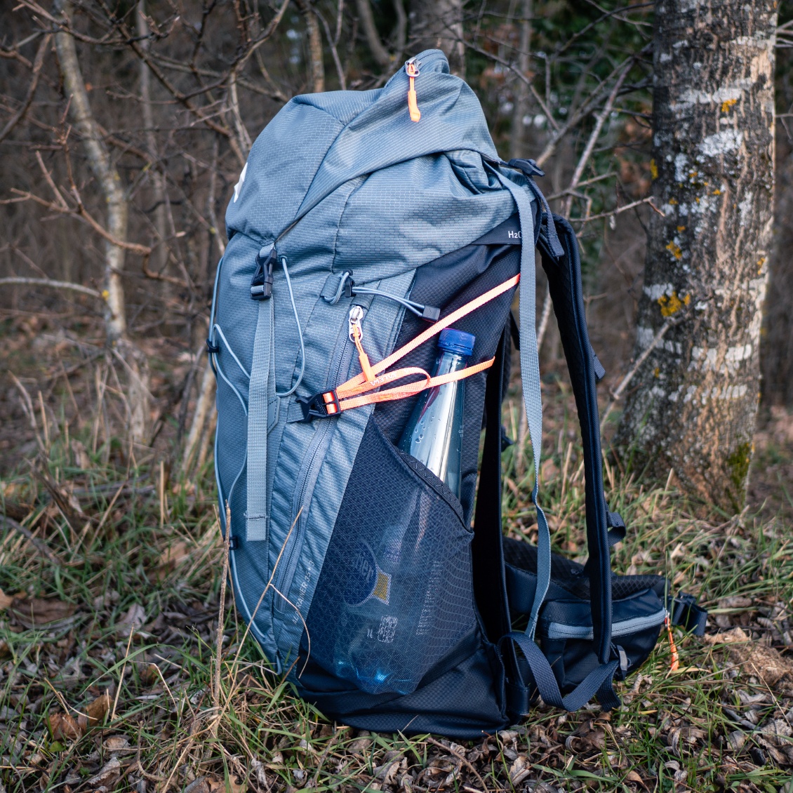 Toutefois, la sangle latérale recouvre la fermeture de la poche zippée.