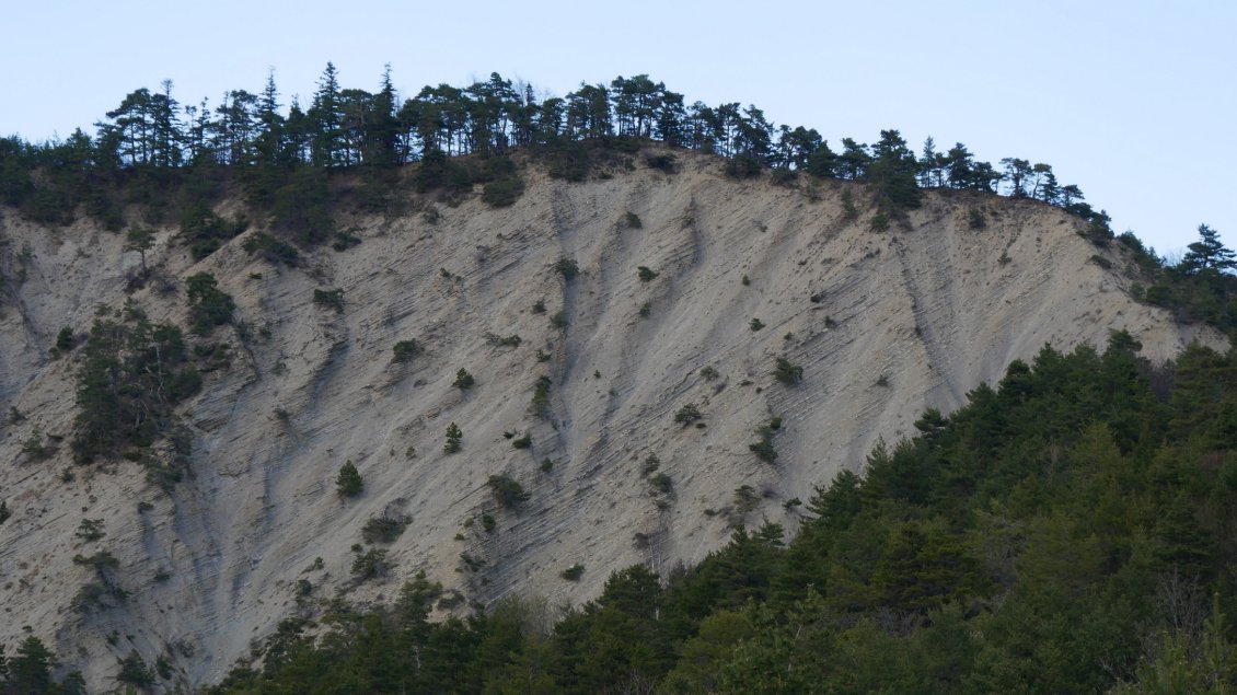 les ravins dénudés proche du col de Papavet