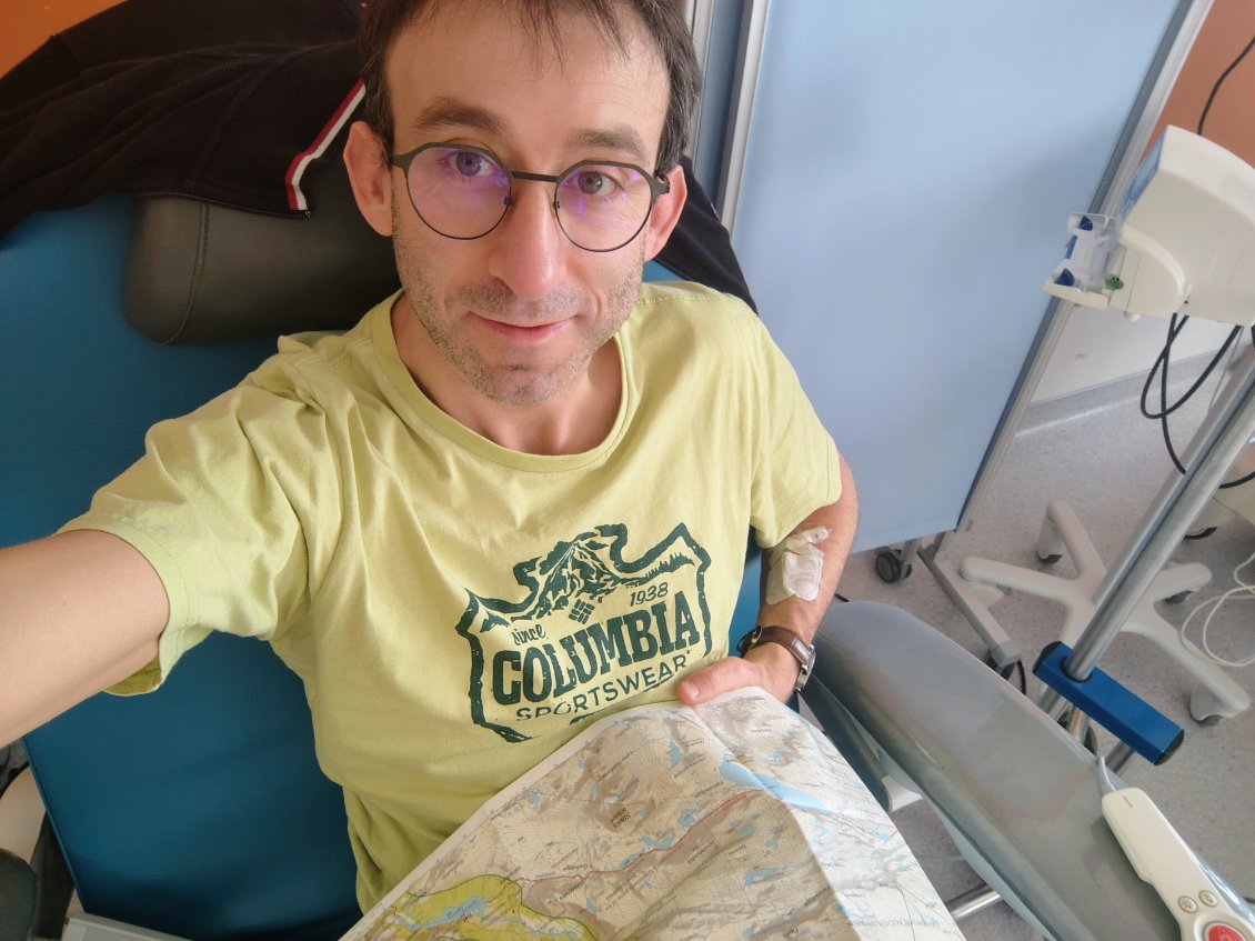 Je mets à profit le temps de ma perfusion dans le cadre de ma maladie de Crohn pour travailler l'itinéraire.