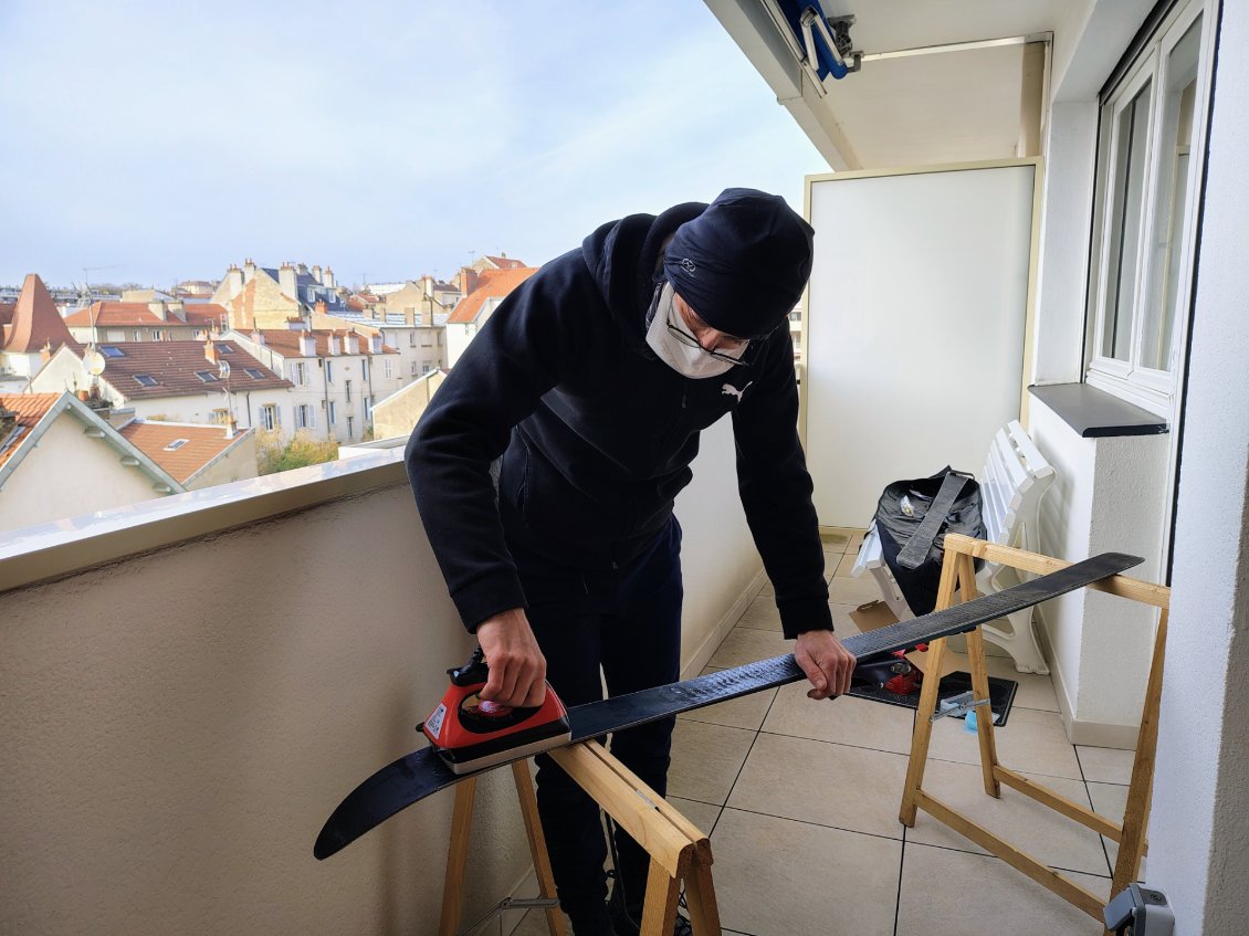Je nourris la spatule de mes skis avec du fart pour avoir une bonne glisse.
