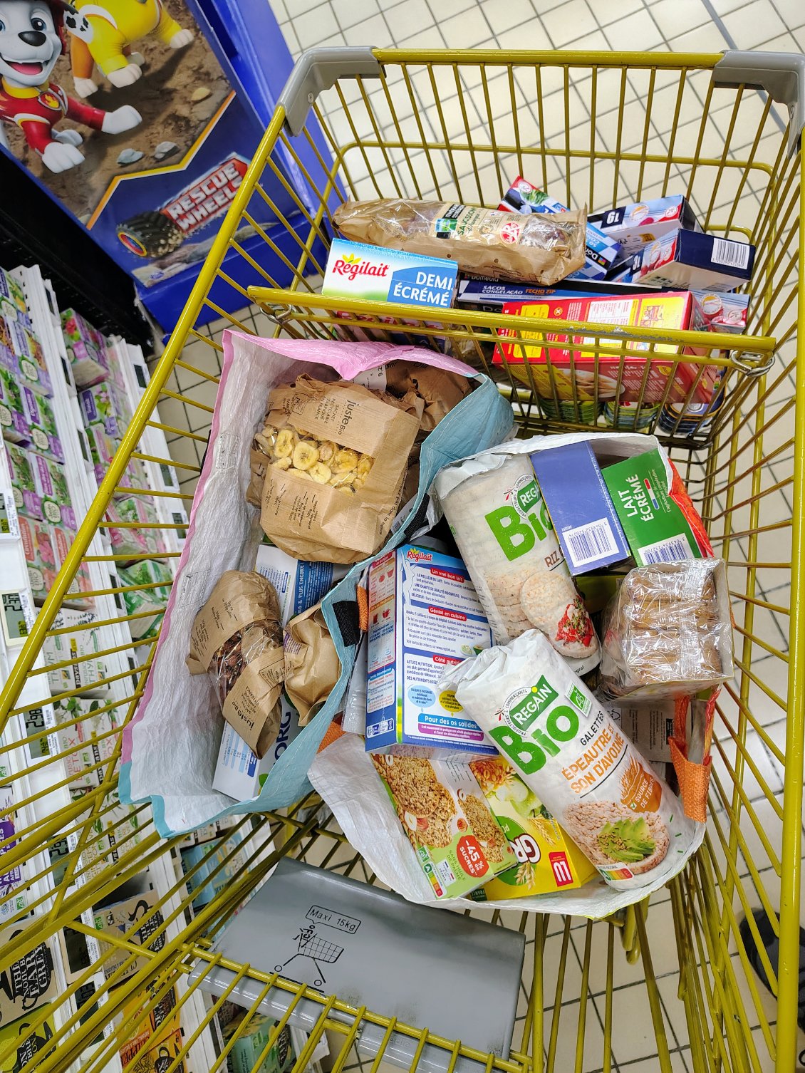 Au supermarché je m'approvisionne essentiellement avec des aliments déshydratés. De quoi tenir deux semaines.