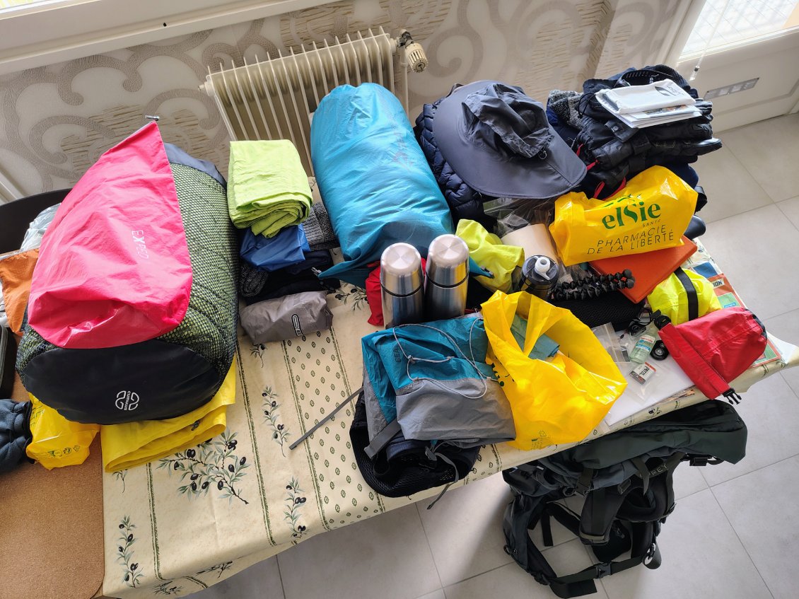 J'organise les vêtements par piles. Dans cet environnement exigeant, ma vie dépend aussi de mon équipement.