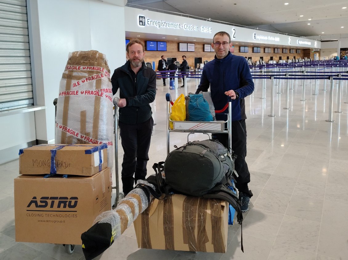 A Charles-de-Gaulle. Le chargement avec la nourriture pour la randonnée hivernale est impressionnant en comparaison aux Philippines, où un sac de 20 litres me suffit pour des semaines.