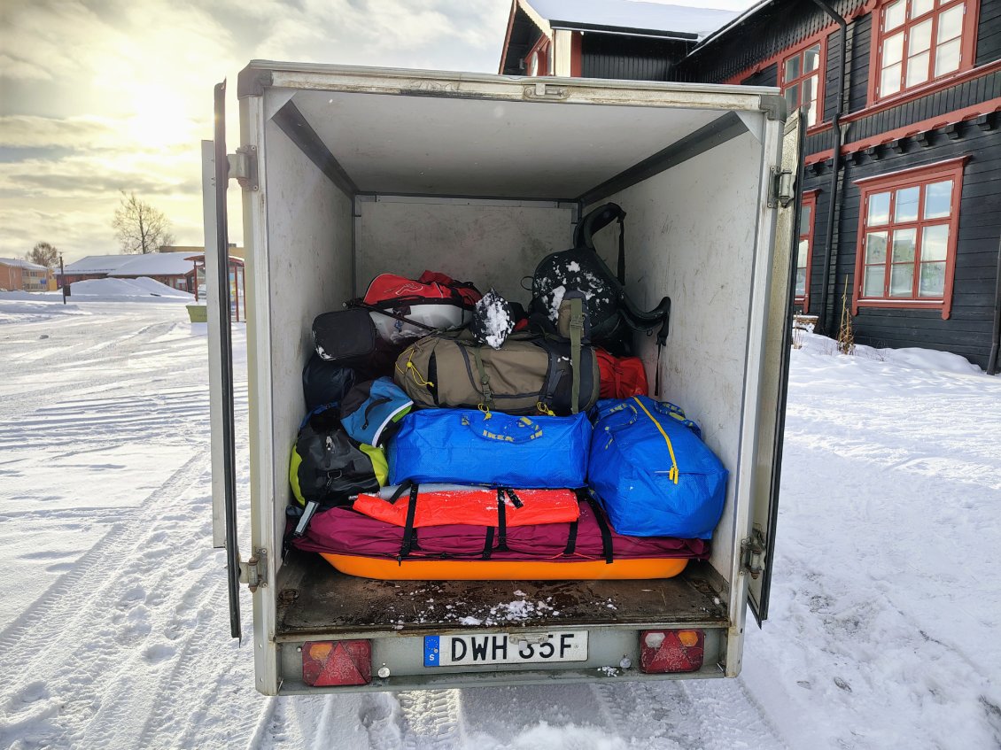 Un bus avec remorque nous amène de Gällivare à Saltoluokta. Un groupe de randonneurs emprunte le même bus, mais ils s'arrêteront au terminus, Ritsem.