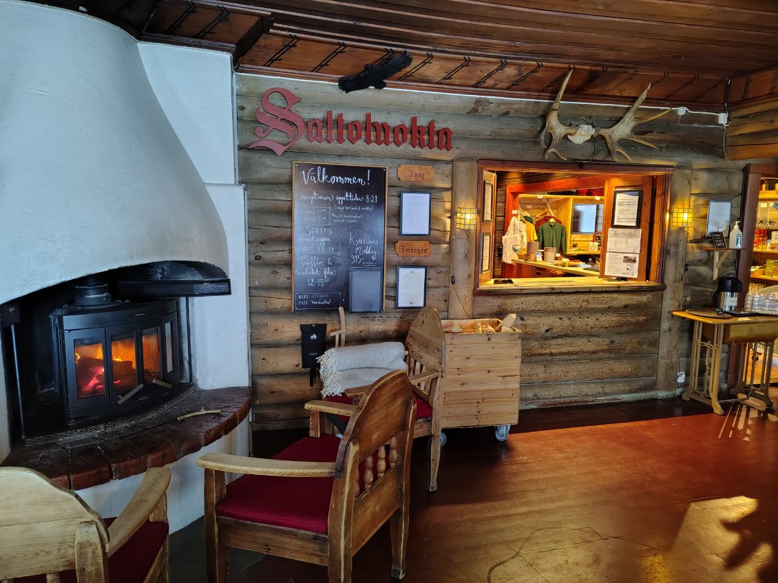 Le refuge de Saltoluokta s'apparente davantage à un hôtel, dont la structure en bois rend l'ambiance particulièrement chaleureuse. Il n'est pas loin de la route, seulement 3-5km à parcourir sur un lac gelé.