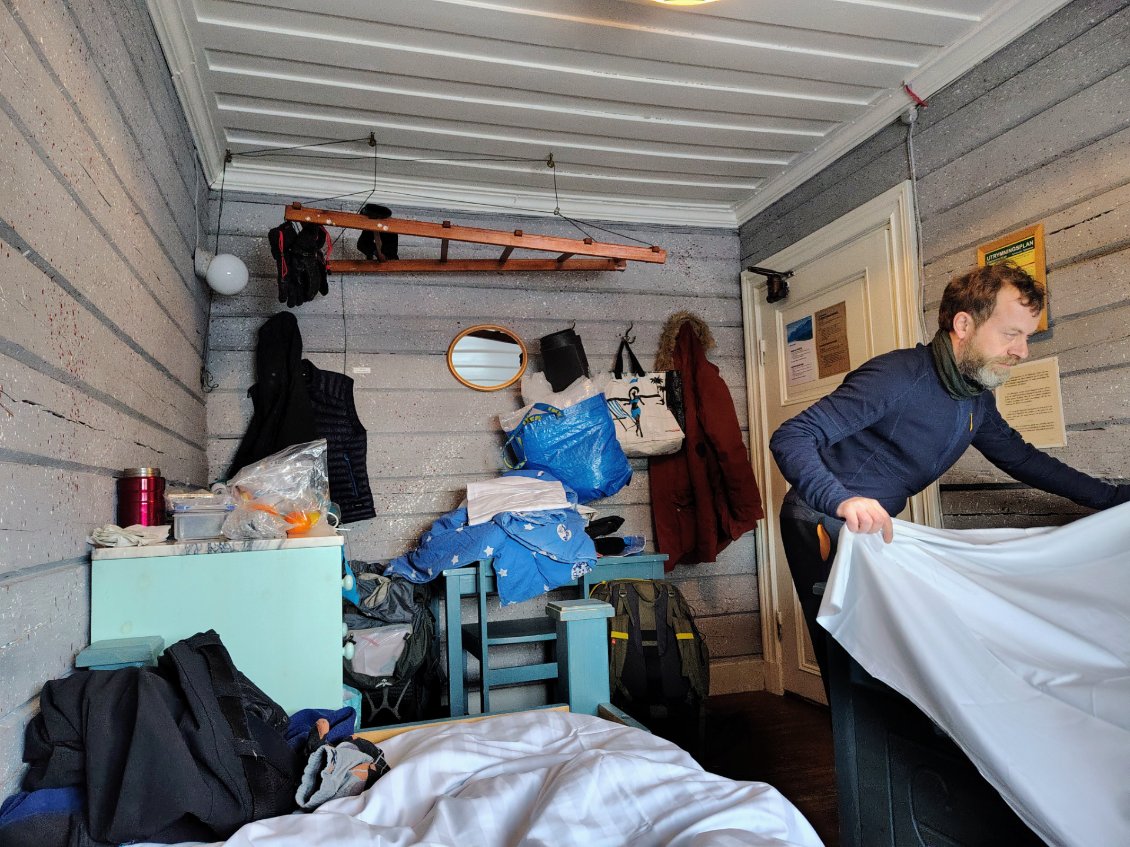 Nous voilà bien installé pour deux nuits. Demain nous préparerons la pulka et nous nous reposerons du voyage de 1.5 nuit et 1.5 jour.